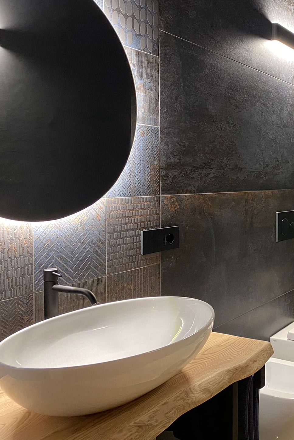 Bagno gres effetto metallo legno grezzo