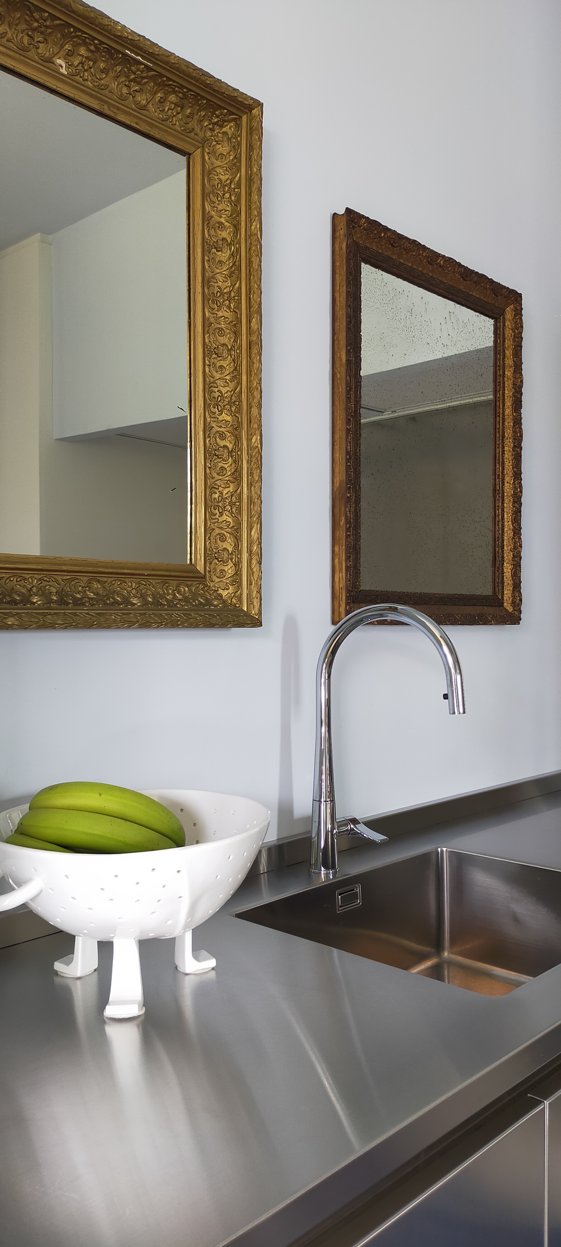 Villa liberty Padeghe sul Garda cucina in acciaio specchi antichi