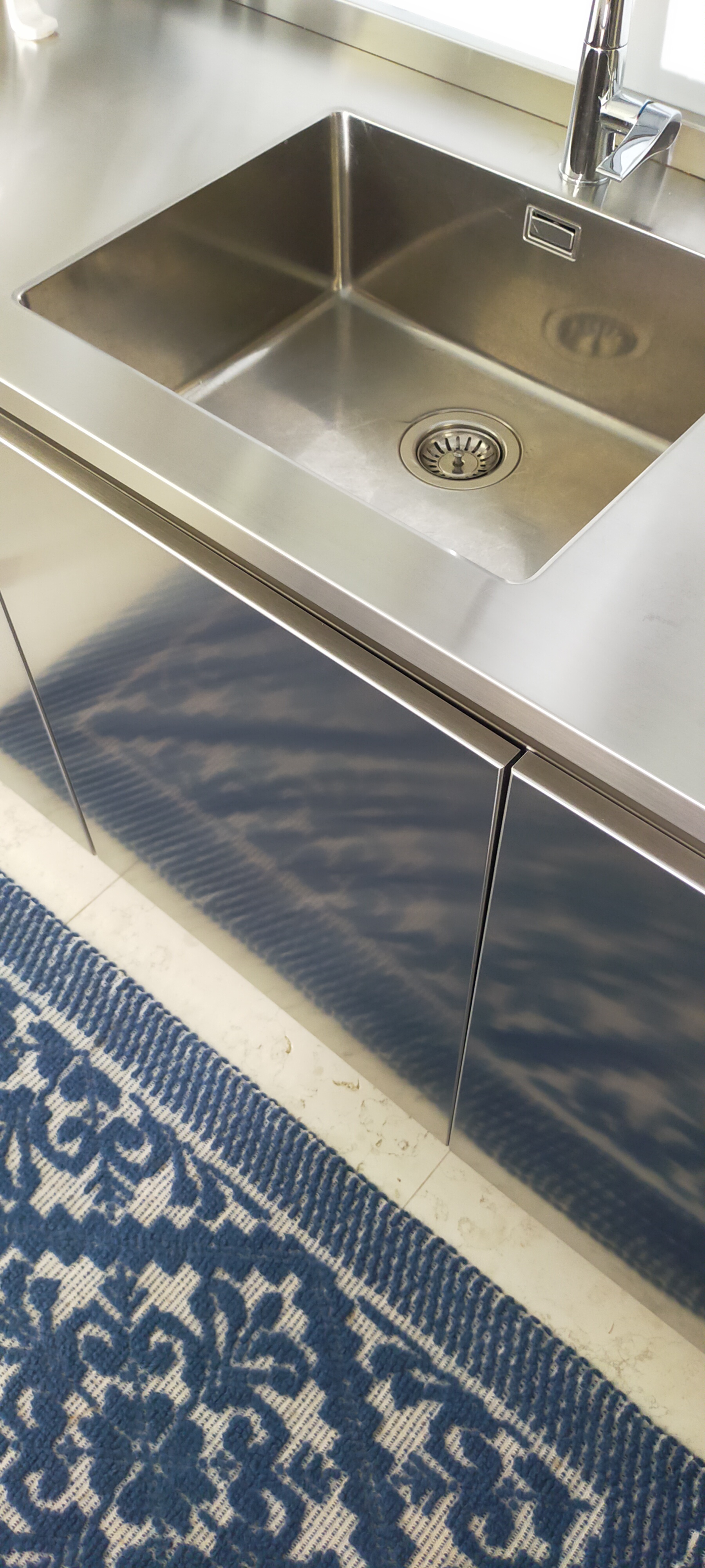 Villa liberty Padeghe sul Garda cucina in acciaio tappeto sardo